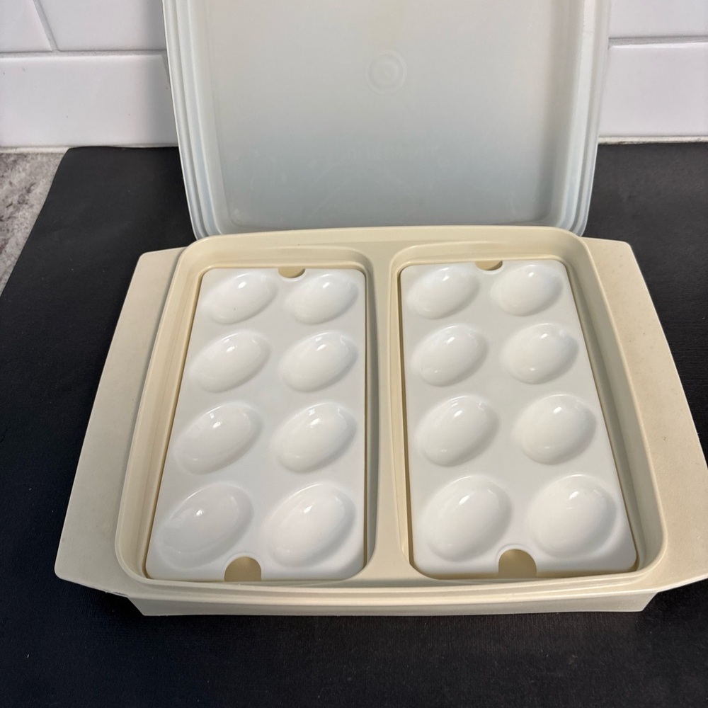 Vintage Tupperware Deviled Hard Boiled Egg Carrier Holds 16 Almond Tan #723-3
